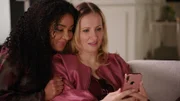 Isabelle (Ania Niedieck, r.) hofft, per Online-Dating einen Mann für ihre Geburtstagsparty zu finden. Links Imani (Féréba Koné)
