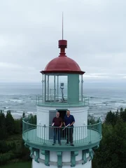 Der maritime Historiker Brendon Baillod und Josh Gates stehen auf der Spitze des Seul Choix-Leuchtturms in der Seul Choix Bay in Michigan.