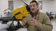 James Holland untersucht eine Messerschmitt BF-109.
