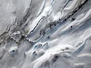 Wandern in der weißen Wildnis –Beim Eis-Trekking am Perito Moreno gehen Touristen auf Tuchfühlung mit dem Gletscher.