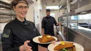 Lena gibt alles und will die fertigen Cordon Bleus servieren.
