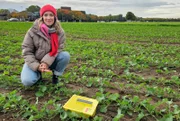 In der dreißigminütigen Reportage besucht Moderatorin Catherine Vogel Orte, in denen künstliche Intelligenz schon konkret unseren Alltag beeinflusst. - Catherine Vogel auf dem Forschungs-Bauernhof Laacher Hof von Bayer Crop Science bei Monheim.