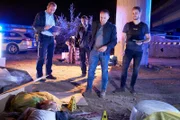 Max (Nicolas Wolf, r.) und Semir (Erdogan Atalay, 2.v.r.) sind bei eine unidentifizierte männliche Leiche auf einer Autobahnbaustelle. Max konfrontiert Semir dabei mit Fragen zu Semirs Vergangenheit.