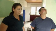 Bei der Hausbesichtigung zeigen sich Jana (28) und Rainer (42) wenig begeistert.
