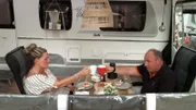 Nicole und Sascha Fingerhuth geniessen ihr Frühstück
