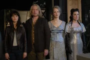 Eine glückliche Familie? DG (Zooey Deschanel, l.) Ahamo (Ted Whittall, 2. v. l.), die "Frau mit den Lavendelaugen (Anna Galvin) und Azkadelia (Kathleen Robertson, r.).