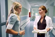 Dr. Kessler (Yasmina Djaballah) offenbart Vicky (Pia Stutzenstein, l.), dass sie an die Dialyse muss. +++ Die Verwendung des sendungsbezogenen Materials ist nur mit dem Hinweis und Verlinkung auf TVNOW gestattet. +++