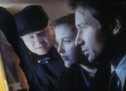 Morgan (Stephen E. Miller, l.), Scully (Gillian Anderson, M.) und Mulder (David Duchovny, r.) wundern sich, dass an Bord der Piper Maru keine Strahlung gemessen werden konnte, obwohl die gesamte Besatzung verstrahlt ist.