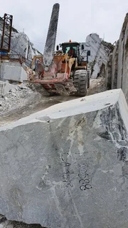 Lademaschinen im Marmorbruch