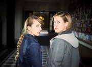 Nachdem ihre Fahrradreifen zerstochen wurden und sie einen Drohbrief erhalten haben, f&uuml;hlen sich Claudia (Nora Binder) und Alex (Wolke Hegenbarth, re.) auf Schritt und Tritt verfolgt und geraten immer mehr in Panik.