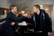 ARD ROTE ROSEN FOLGE 1451, am Donnerstag um 14:10 Uhr im ERSTEN. Robin (Niklas Osterloh, r.) macht bei dem Resozialisierungsprojekt nur mit, um in der Nähe von Sönke (Bo Hansen, l.) zu sein.