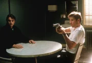 Robert Patrick Modell (Robert Wisden, l.); Fox Mulder (David Duchovny, r.)