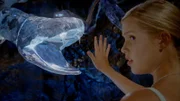 Emma (Claire Holt) versucht, sich gegen die von Charlotte hervorgebrachte teuflische Kreatur zur Wehr zu setzen.