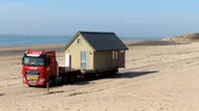 Vorbereitungen für die Saison: Strandhäuser in Vlissingen werden aufgestellt.
