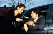 Kommissar Moser (Tobias Moretti, r.) hat seine Dienstwaffe vergessen. Seine Freundin Sonja (Daniela Gaets, l.) bringt sie ihm an den Wagen ...