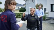 Auf der Suche nach einem Verdächtigen trifft Semir (Erdogan Atalay, Mi.) auf die Postbotin Yvonne (Sophie Pfennigstorf) - plötzlich taucht Simon Domhoff (Ulrich Brandhoff), der Verdächtige, auf.