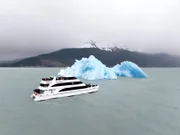 Unterwegs auf dem Lago Argentino. Die blauen Eisberge sind eine beliebte Touristenattraktion – für die Ausflugsboote jedoch nicht ungefährlich.