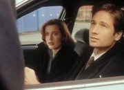 Mulder (David Duchovny, r.) und Scully (Gillian Anderson, l.) sind nach San Diego gereist, um ein französisches Bergungsschiff zu inspizieren, dessen Mannschaft sich auf geheimnisvolle Weise Strahlungsverbrennungen zugezogen hat.