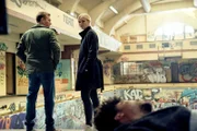 Vicky kümmert sich um den bewusstlosen Mo und versucht Marc von ihrem Weg zu überzeugen.