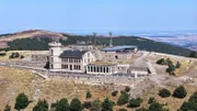 Wie eine Festung thront das Mont-Aigoual-Observatorium auf dem Berg. Von hier aus bieten sich spektakuläre Aussichten.