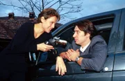 Kommissar Moser hat seine Dienstwaffe vergessen. Seine Freundin Sonja bringt sie ihm an den Wagen ...