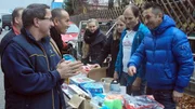 Armin (49, 2.v.re.) sitzt in der Klemme. Der gelernte KFZ-Mechaniker hat sich seinen Keller, die Garage und eine riesige Lagerhalle mit Restposten vollgestellt. Die minderwertige Ware ist nur schlecht verkäuflich, so dass Armin die Lagerräume nicht leer kriegt. Der 49-jährige Händler kauft also mehr Ware an als er letztendlich verkaufen kann. Trödelprofi Mauro Corradino (re.) übernimmt diesen Auftrag.