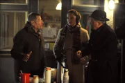 Alois bringt sich mit dem Verschenken der Eiscreme in eine missliche Lage. Von links: Alois (Erich Hallhuber sen.), Trixi Preissinger  (Doreen Dietel) und Bürgermeister Schattenhofer (Werner Rom).