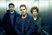 Timur (Ugur Arat, l.), Leitner (Joscha Kiefer) und Ilsa (Karen Dahmen) sind auf dem Weg zum Zeugen Mo.