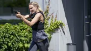 Bei einem Banküberfall flieht der Täter mit einer Geisel. Vicky (Pia Stutzenstein) nimmt die Verfolgung auf.