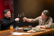 Tim Mälzer (.), Jamie Oliver  +++ Die Verwendung des sendungsbezogenen Materials ist nur mit dem Hinweis und Verlinkung auf RTL+ gestattet. +++