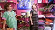 Die Zwillingsschwestern Paulina (l.) und Yoanna sind auf der Suche nach den perfekten Outfits.