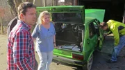 Marco Heuberg,li. Nicole Kaster und Interessent Wolf Faller beim Verkauf eines alten Audi 50 LS.
