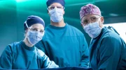 V.l.:  Dr. Morgan Reznick (Fiona Gubelmann), Dr. Jared Kalu (Chuku Modu) und Dr. Marcus Andrews (Hill Harper)