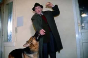 Kriminalassistent Ernst Stockinger (Karl Markovics), der vor Rex großen Respekt hat, wird von diesem bei einem Besuch in Mosers Wohnung freudig begrüßt.
