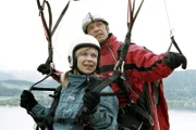 Antonia (Marion Kracht) und Dr. Thomas Hellmann (Michael Roll) kommen sich endlich bei einem Drachenflug näher.