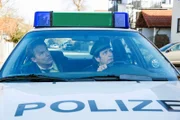 Hubert (Christian Tramitz, l.) und Staller (Helmfried von Lüttichau, r.) wurden gerufen, um einen Ehestreit zu schlichten.
