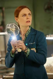 Brennan (Emily Deschanel) erkennt schnell, dass es sich bei der Leiche nicht um den von ihr präparierten "Prometheus" handelt.