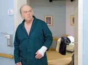 Erst als Wolfgang Siemann (Martin Lüttge) die Verzweiflung seiner Frau mit eigenen Augen sieht, stellt er sich seiner Diagnose.