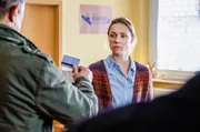Finn Kiesewetter (Sven Martinek, l.) wird bei der Frau des Toten, Jana Hilgersen (Friederike Linke, r.) vorstellig – er muss ihr einige Fragen stellen.