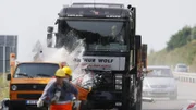 Ein übermüdeter LKW-Fahrer verursacht einen Massencrash auf der Autobahn und kollidiert mit einem Brückenpfeiler. Dabei wird die einbetonierte Leiche einer jungen Frau frei gelegt...