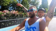 Sascha (li.) und Dennis cruisen mit dem Roller herum