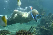 Lewis (Angus McLaren) hat endlich erkannt, dass es nur eine für ihn gibt: Cleo und dass er sie retten muss. Er sucht überall im Meer nach ihr.