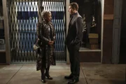 Laverne Holt (L. Scott Caldwell, l.); Jake Peralta (Andy Samberg, r.)