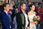 Anna (Marie-Luise Stockinger, re.) und Richie (Fritz Karl, Mi.) stehen kurz vor ihrer Vermählung. Richies Sohn Michael (Aaron Friesz, li.) will aber noch etwas loswerden, bevor sie sich das Jawort geben.
