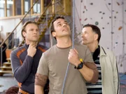 Martin (Bernhard Bettermann, links) und Roland (Thomas Rühmann, rechts) nutzen die Gelegenheit, während Kathrin an der Wand hochklettert, Urs Kerner (Marcus Grüsser) mit peinlichen Fragen etwas auf den Zahn zu fühlen.