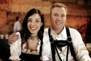 Amelie Gruber (Sabrina White) und ihr Mann Bastian (Arthur Klemt) feiern die Taufe ihres Kindes.