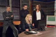 v.l.: Dominick "Sonny" Carisi (Peter Scanavino), Odafin "Fin" Tutuola (Ice T), Detective Amanda Rollins (Kelli Giddish, vorne) und Lieutenant Olivia Benson (Mariska Hargitay)