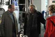 Stadler hat Martin und Caro zu Hilfe gerufen, da ein Förderband klemmt. Von links: Stadler (Heinrich Stadler) und Martin Kirchleitner (Hermann Giefer).
