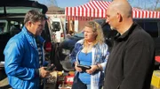 Ordentlich Kasse machen will der 2.Experte Marco Heuberg,li. mit Nicole Kaster und Mario Zilgens,re. auf dem Flohmarkt.