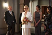 (v.l.n.r.) Hollace Kilbride (Gerald McRaney); Anna Kolcheck (Bar Paly); Kensi Blye (Daniela Ruah); Rosa Reyes (Natalia del Riego)